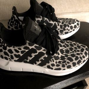 adidas Swift Run Leopard Print Black / White Size 7.5 BD7962 Running Sneaker